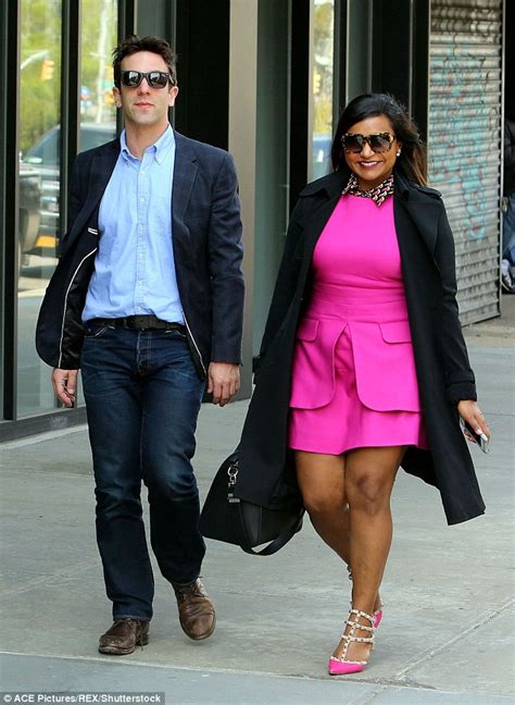 Mindy Kaling Looks Downcast On Oceans Eight Set Daily Mail Online