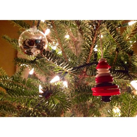 I don't have much money this year to spend on christmas for my 2 nieces and 1 great nephew. #ButtonOrnaments! Santa button #ornament, and a clear bulb ...