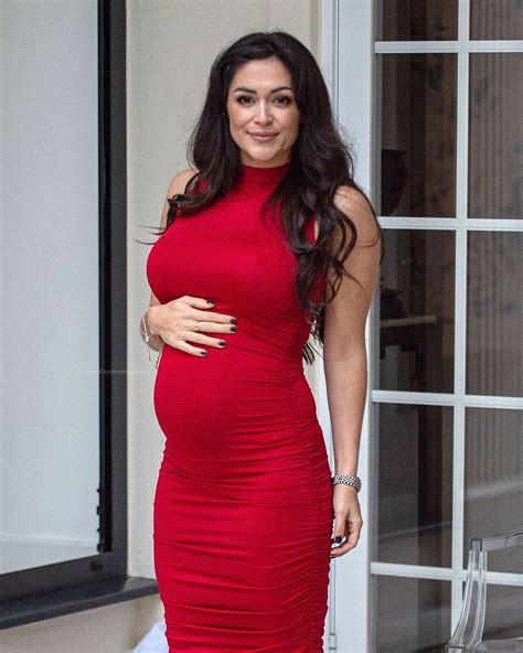 Casey Batchelor Shows Off Her Baby Bump In A Red Dress Fotografie
