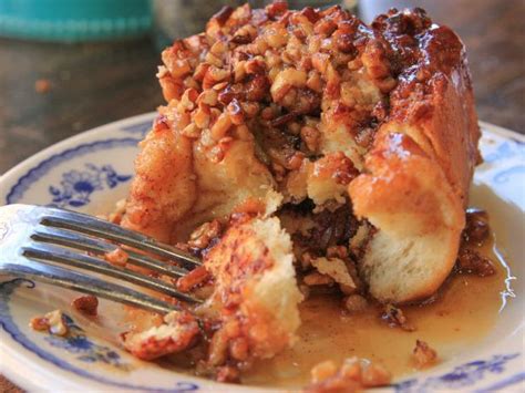 Have you ever wished that you could have a filling breakfast on the go? The Pioneer Woman's Pecan Sticky Buns Are Pure Cast Iron ...