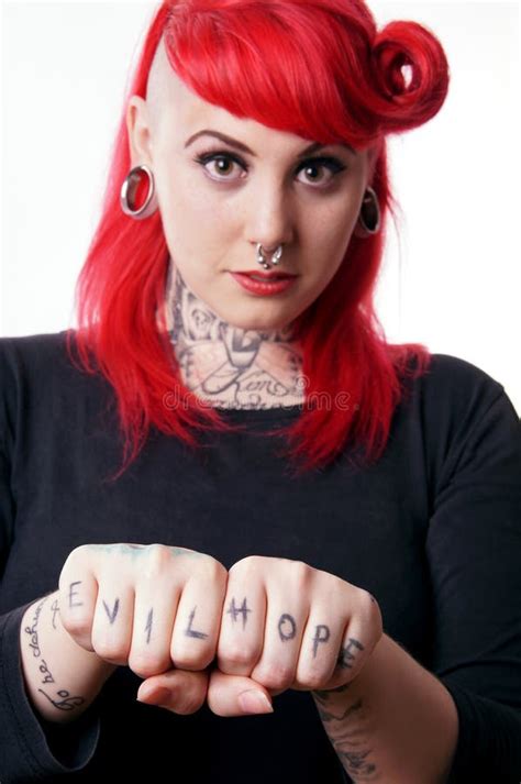 mujer con los tatuajes y las perforaciones foto de archivo imagen de adulto anillo 43304270