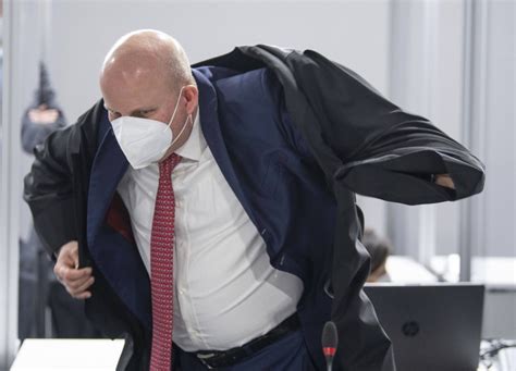 Der steueranwalt hanno berger ist nicht für seine ausgeprägte reisetätigkeit bekannt, und fortan muss er sich gut überlegen, ob er seine und auch ein auslieferungsantrag an die schweiz. Bild zu: Prozess zu Cum-Ex-Aktiendeals begonnen: Hanno ...