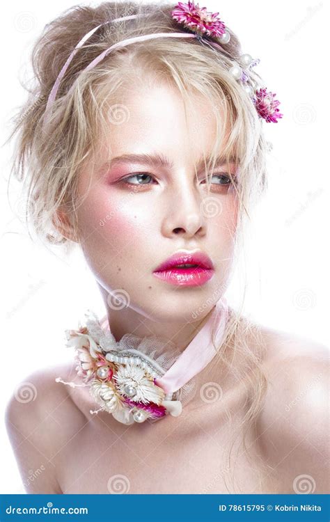 Belle Fille Blonde De Mode Avec Des Fleurs Sur Le Cou Et Dans Ses
