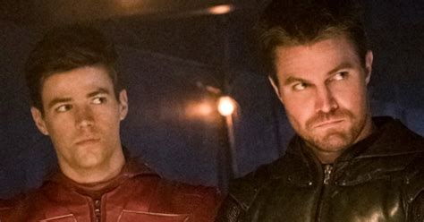 stephen amell returning as green arrow for ‘the flash season 9 showbizztoday