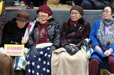 South Korea Worlds Longest Protest Over Comfort Women Conflict News Al Jazeera
