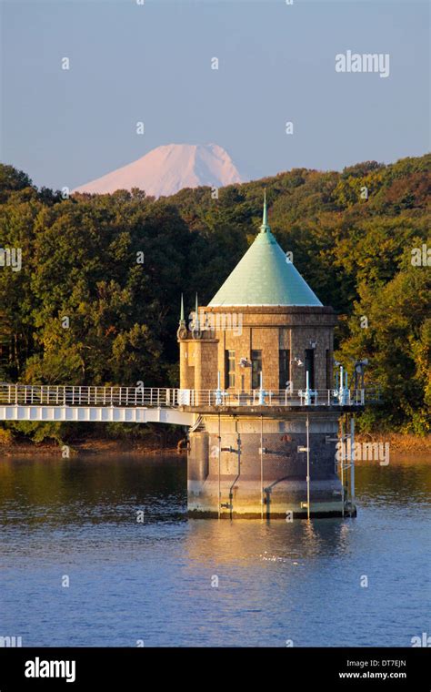 El Monte Fuji Y La Torre De Toma De Agua En El Lago Embalse De Yamaguchi Japón Sayama Fotografía