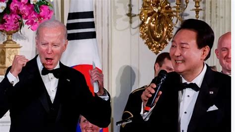 biden alucina con la insólita actuación del presidente de corea del sur cantando american pie