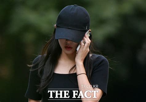 단 한 번도 필기시험 없이 서류와 면접으로 합격한 데다. TF포토 자택 나서는 조국 딸 조 모씨 - 포토 > 기사 - 더팩트
