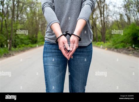 Foto Von Frauen Mit Handschellen Gefesselt Kriminalpolizei Stockfoto
