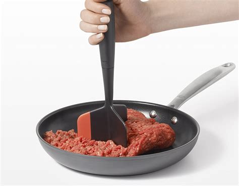 Agregar las zanahorias, papas, laurel, agua y caldo. Espátula para carne picada | Gastronomía & Cía