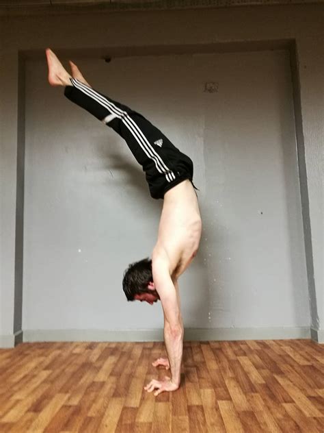 9 Reasons Why You Should Start Doing Handstand Push Up