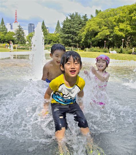 猛暑となり、公園の噴水で水遊びを楽しむ子どもたち：にっぽんの猛暑 写真特集：時事ドットコム