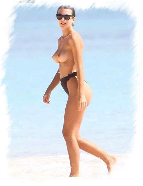 Emily Ratajkowski Topless Genießen Sie den Ozean mit ihren Freunden im Urlaub in Cancun Mexiko