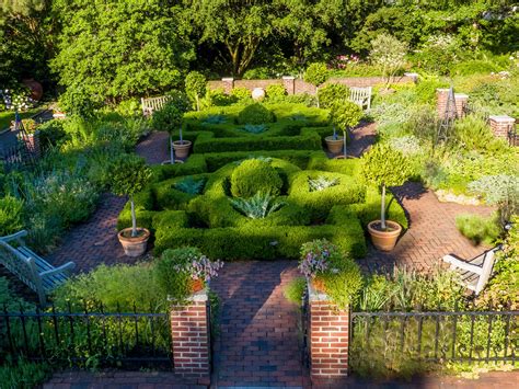 From floral design to gardening, landscape design, botanical art, and more, explore hundreds of classes to educate, inspire, and guide you. Herb Garden » New York Botanical Garden