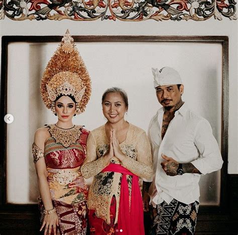 Nora alexandra is a beautiful model of swiss descent who was conquered by superman is dead nora alexandra was in the spotlight after putting up her body when jerinx sid had been heavily. Kenakan Payas Agung, Nora Alexandra Dikira Menikah Lagi ...