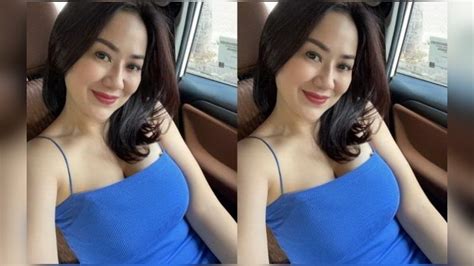 Tante Ernie Seksi Pakai Dress Biru Tebar Senyuman Memakan Korban Netizen Bikin Lemes Okezone