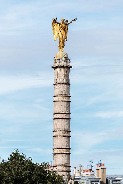 Colonne De La Fontaine Du Palmier Avec La Victoire Statues Place Du