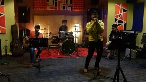 Putera band performing their new single, tersiksa. Putera Band | Tersiksa by RYAN BAND - YouTube