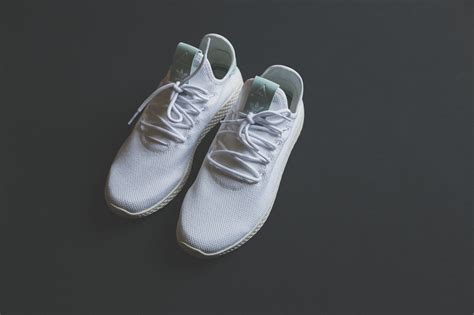 The adidas men's adizero performance ubersonic tennis shoes are made of an eva midsole and are lightweight. Tennis Shoes vs Sneakers: What's in a Name? 2020 ...