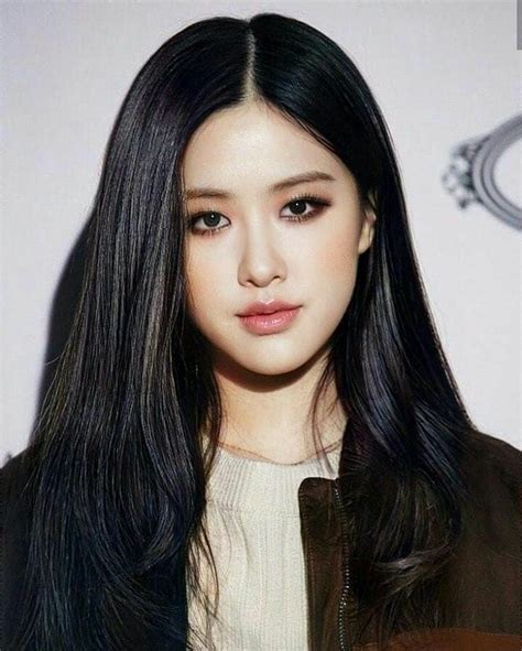 Blinks Are Hoping For Rosé To Dye Her Hair Black For Her Solo Debut