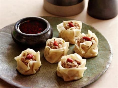 Meski mudah ditemukan di pinggir jalan, siomay kreasi rumah tentunya tetap punya kesan tersendiri. 5 Resep dan Cara Membuat Siomay - Tokopedia Blog