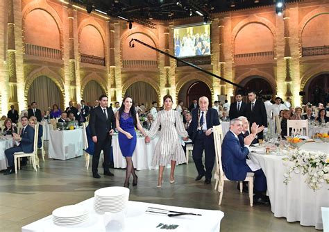 Mehriban aliyeva 1981'de bitirdiği liseden iki yıl sonra haydar aliyev'in oğlu i̇lham aliyev ile bakü'de evlendi (22 aralık 1983). President Ilham Aliyev, first lady Mehriban Aliyeva attend ...