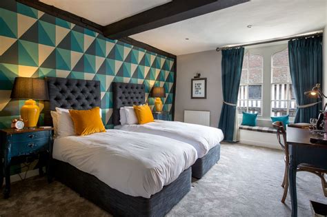 A wide range of restaurants, pubs, shops and historic shakespearean sites are just a couple of minutes. Hotels in Stratford upon Avon holidays at Cool Places