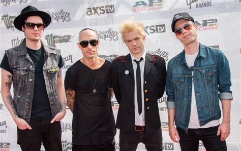 Sum 41 Return To The Stage At The Apmas With Deryck Whibley Metro News
