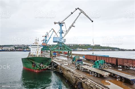 Pelabuhan Kapal Kargo Laut Derek Dermaga Langit Berawan Abuabu Foto