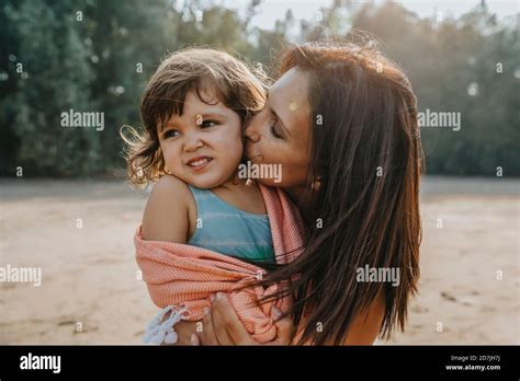 Madre E Hija Dandose Un Beso Fotografías E Imágenes De Alta Resolución