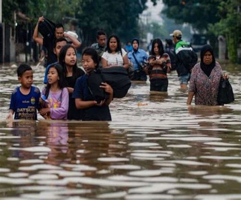 Toll From Indonesia Floods Landslides Reaches 31 Saffron Factor
