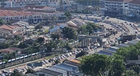 Kemalangan ini tidak membabitkan kemalangan jiwa. Kesesakan jalan raya di Kota Kinabalu undang kebimbangan ...