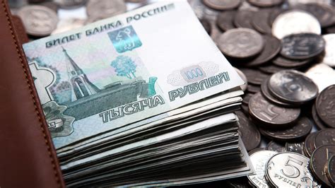 Рубль снижается к доллару и евро — РТ на русском