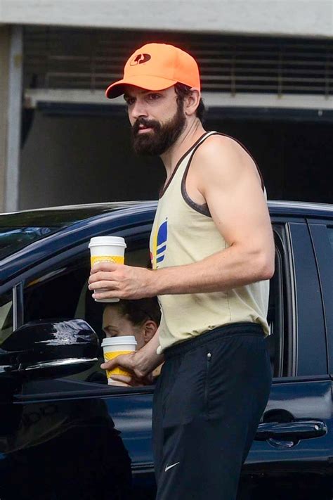 He currently resides in united. ELIZABETH OLSEN and Robbie Arnett Out for Coffee in Studio City 08/07/2019 - HawtCelebs