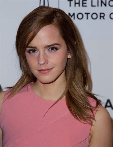 Gifts for hard to buy for female. Emma Watson le enseña a Katie Holmes su perfecto look de ...