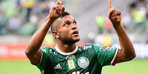Miguel borja of palmeiras celebrates after scoring against cerro porteno during their copa libertadores football match at the pablo rojas stadium, in asuncion on august 9, 2018. Miguel Borja volvió al gol con Palmeiras en el Brasileirao ...