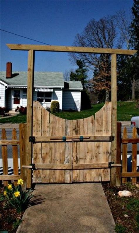 The crucial thing here is to find the right pallet for the job. DIY Wooden Pallet Gate Ideas | Pallets Designs