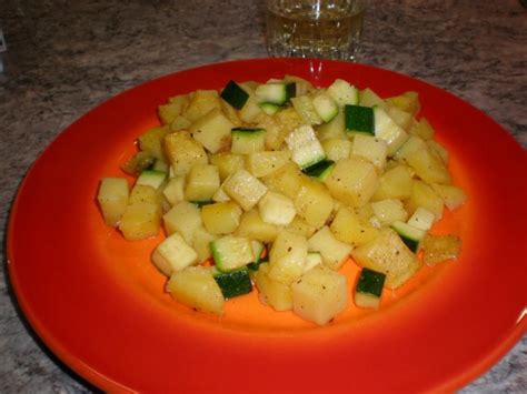 400 g pellkartoffeln (vom vortag) 2 zucchini 1 zwiebel 1 knoblauchzehe 75 g schwarze oliven (ohne stein). Kartoffel-Zucchini-Pfanne - Rezept mit Bild - kochbar.de