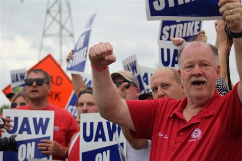 Uaw Announces Tentative Deal With Stellantis Expands Strike Against Gm