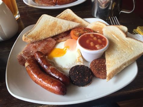 It's similar to an english breakfast and is loaded with all kinds of tasty goodies, like bacon, sausage, eggs, grilled tomatoes, mushrooms, baked beans, potatoes, bread, and white and black pudding. The Best Places to Enjoy an Irish Breakfast in Dublin, Ireland