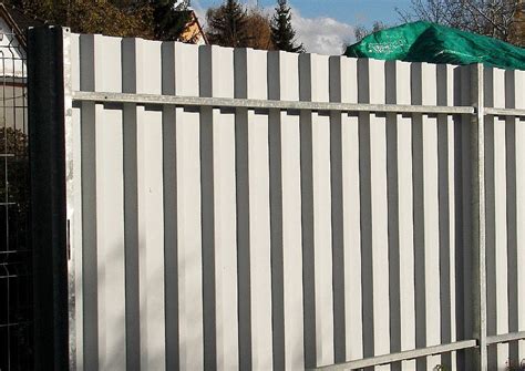 Der sichtschutz kann je nach gartensituation unterschiedlich befestigt werden und nimmt dank seiner kompakten größe nur wenig platz weg. hochwertige Baustoffe: Installation von einem zaun aus ...