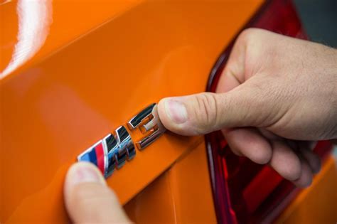 Stiker cutting yaitu stiker yang hasil pembuatanya seperti tonjolan tulisan. Cara Memasang Stiker Mobil Sendiri di Rumah - Cover Super