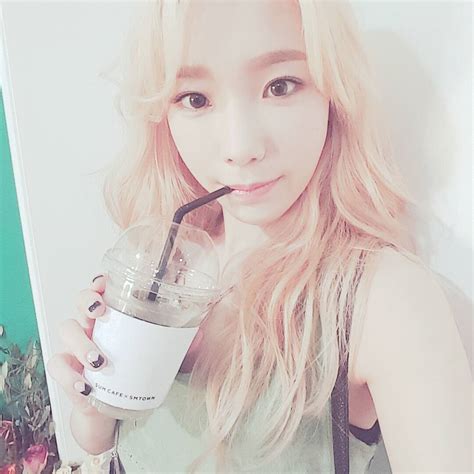 Check Out Snsd Taeyeon S Cute Selfie With Her Shinee Aide Wonderful