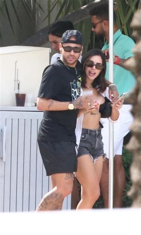 Neymar And His Girlfriend Bruna Biancardi Cuddle At The Pool