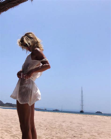 Kelly Ripas Daughter Lola Snaps Photo Of Her Mom In White Bikini