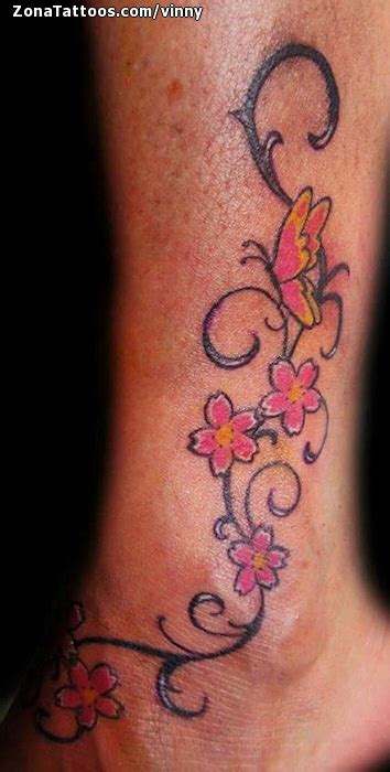 Precisamente, para los tatuajes de enredaderas constituyen una zona ideal. Tatuaje de Enredaderas, Flores, Tobillo