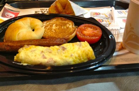 All the burger king restaurants stop serving breakfast at 11:00 am on sunday and 10:30 am on the remaining days. Yummy Warrior