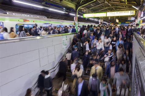 Metropolitana Del Giappone Ora Di Punta Immagine Editoriale