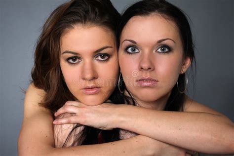 el par lesbiano joven toca las frentes el uno al otro imagen de archivo imagen de feliz