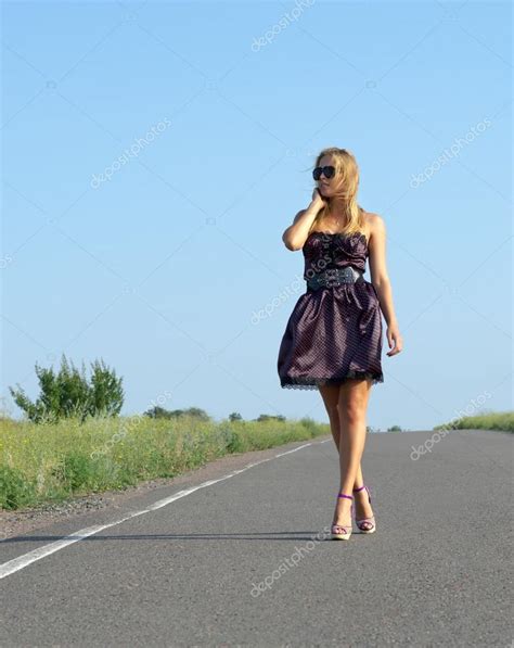 Moda Mujer Caminando Por Un Camino Rural — Fotos De Stock © Ampack